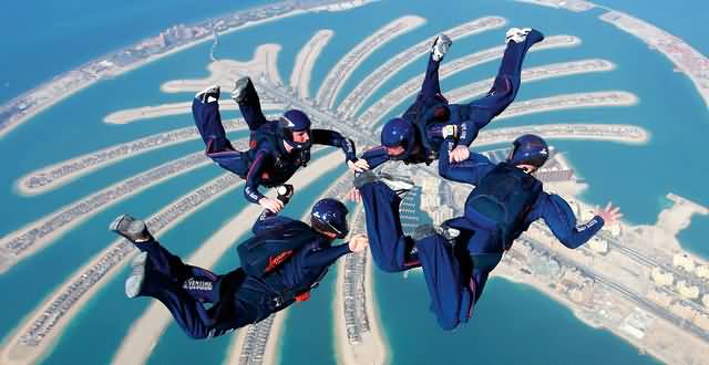 بطولة العالم للقفز بالمظلات.. ابداعات في سماء دبي
