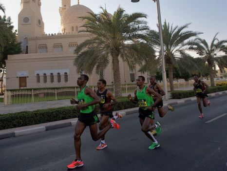 تستضيف دبي ماراثون ستاندرد تشارترد الذي يعتبر من أهم الفعاليات الرياضية على أجندة الإمارة، حيث يقام هذا السباق على طول الطريق المستقيم في وسط مدينة دبي مستفيداً من انخفاض درجات الحرارة في فصل الشتاء.