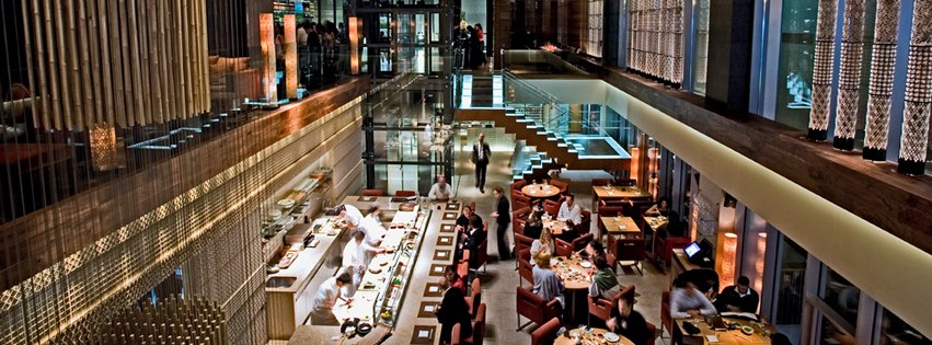 يقدم مطعم زوما أفضل الأطباق التي تشتهر بها اليابان في دبي، بفرع للمطعم يعد هو الرابع في العالم بعد لندن وهونغ كونغ واسطنبول.