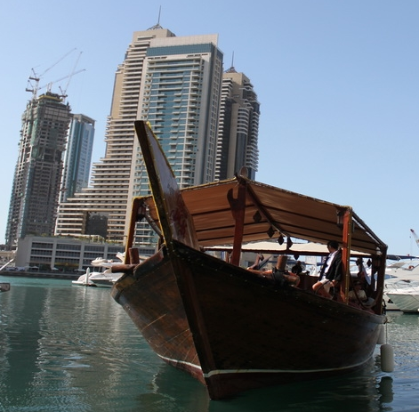 سفينة كابتن جاك .. رحلة يومية في ضفاف مرسى دبي