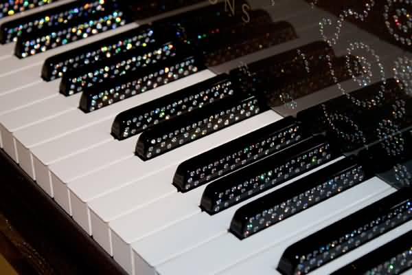 أغلى بيانو في العالم في دبي. تعرف على المطاعم والحياة الليلية في دبي