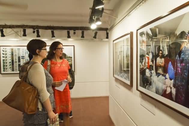 Visitors of the exhibition Photo Wahid Adnan of Drik 630×420