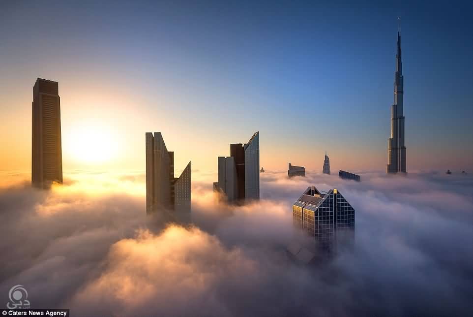 صور أبراج امارة دبي تغطيها السحب