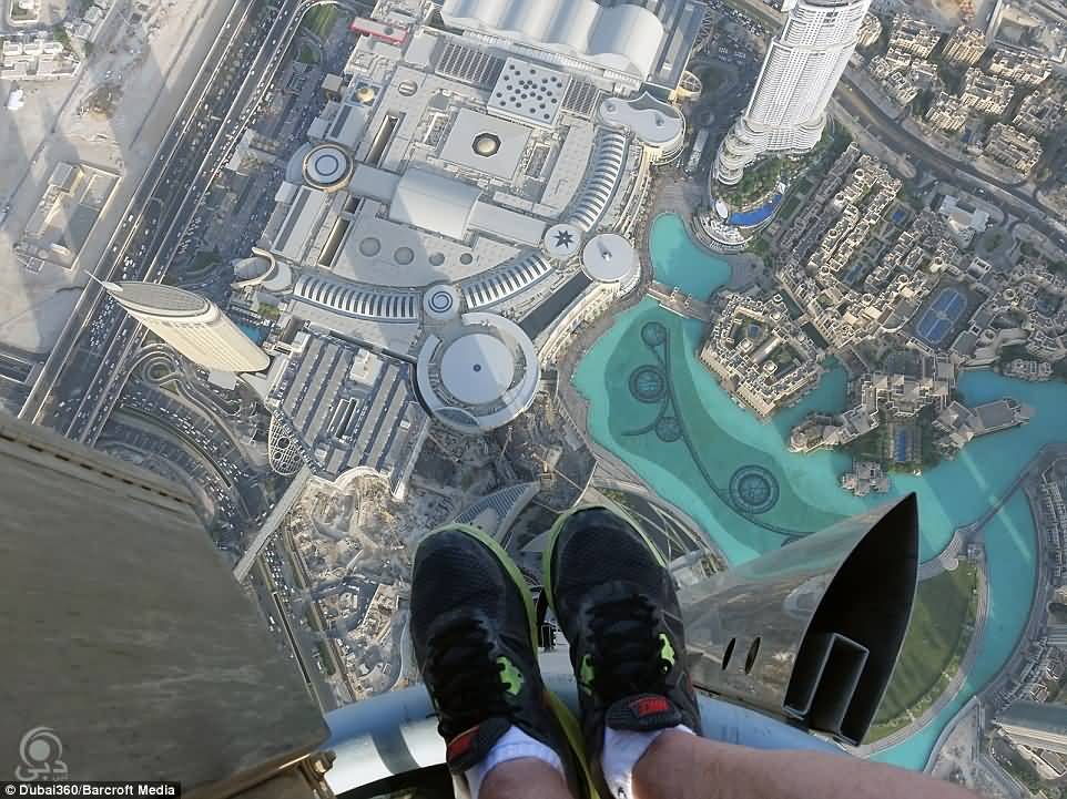 صورة سيلفي خطيرة من قمة برج خليفة