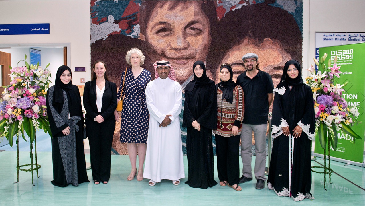 مدينة الشيخ خليفة الطبية ومجموعة أبوظبي للثقافة والفنون تكشفان عن جدارية “حائط الورود”