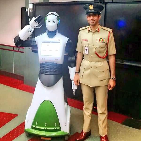 الروبوتات الذكية موظفي شرطة دبي المستقبلين