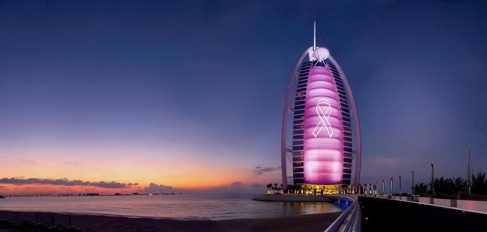 فندق برج العرب جميرا يزدان باللون الوردي في شهر التوعية بسرطان الثدي‎