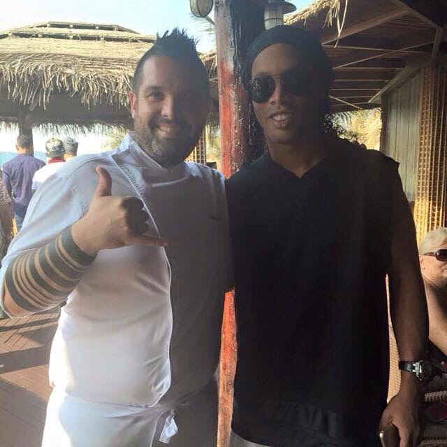 رونالدينيو  يزور مطعم باراستي الشاطئي خلال عطلته في دبي