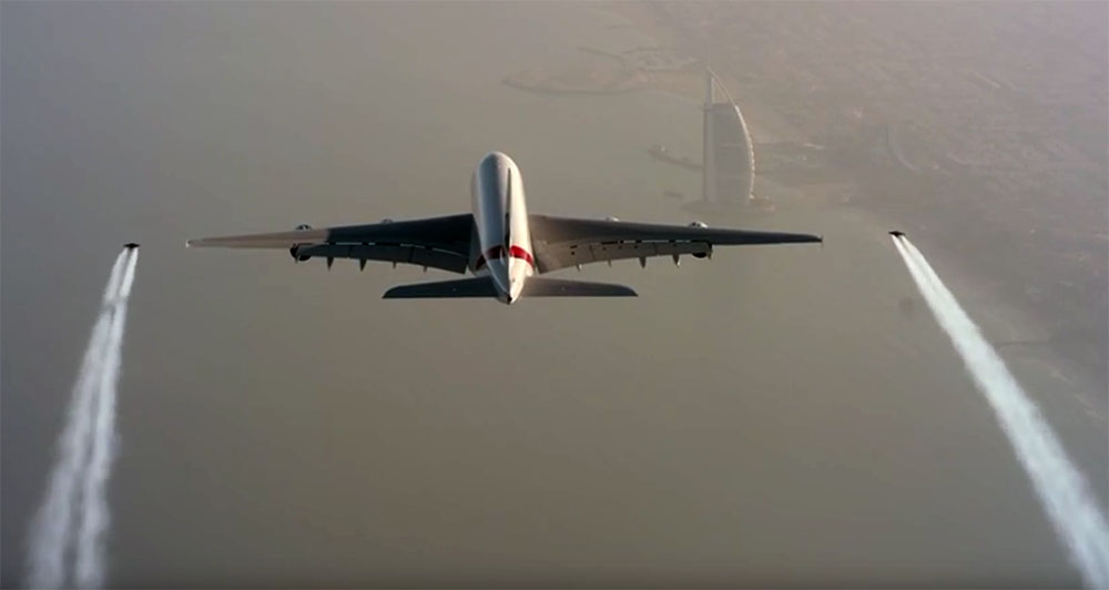 بالفيديو .. الرجل الطائر وتلميذه في مغامرة طيران بجانب طائرة طيران الإمارات في سماء دبي