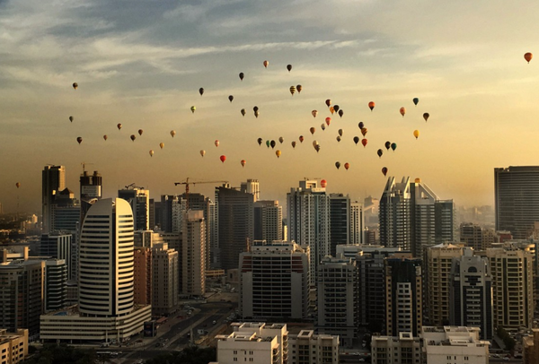 بالفيديو …  المناطيد تغطي سماء دبي خلال عيد الإتحاد ال 44