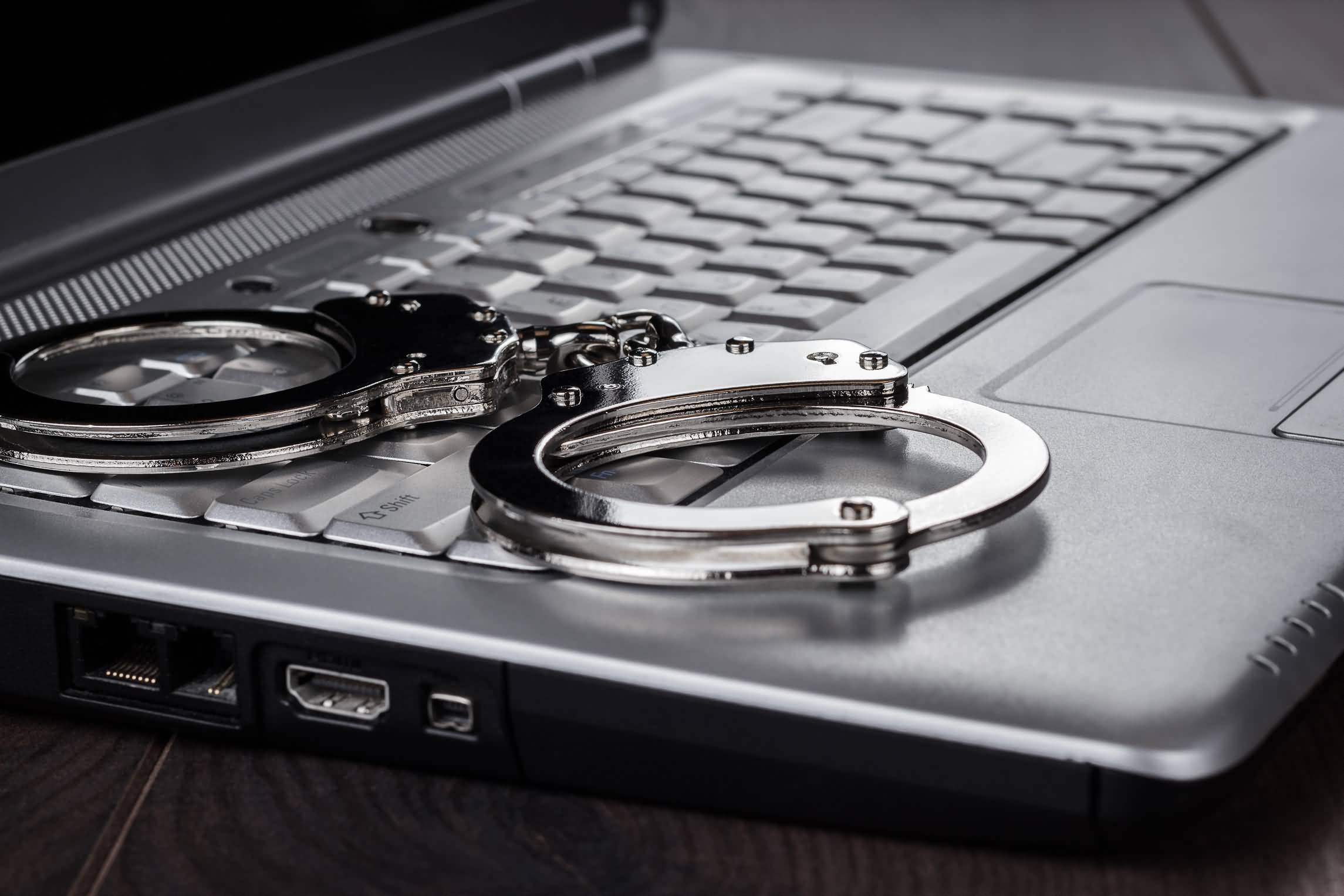 ماهي عقوبة استخدام عناوين مضللة عبر الإنترنت في الإمارات ؟