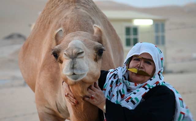 تعرفوا على … فاطمة الهاملي أول مالكة إبل في الإمارات