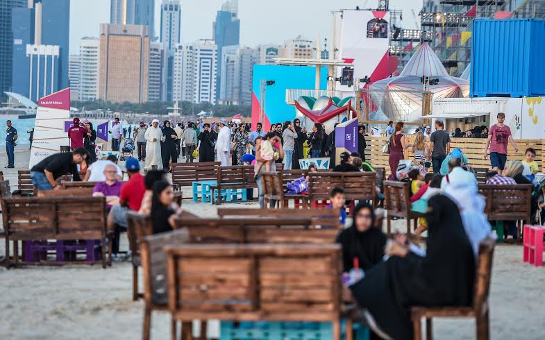 إقبال واسع على مطاعم شاطئ كورنيش خلال مهرجان أم الإمارات 2016