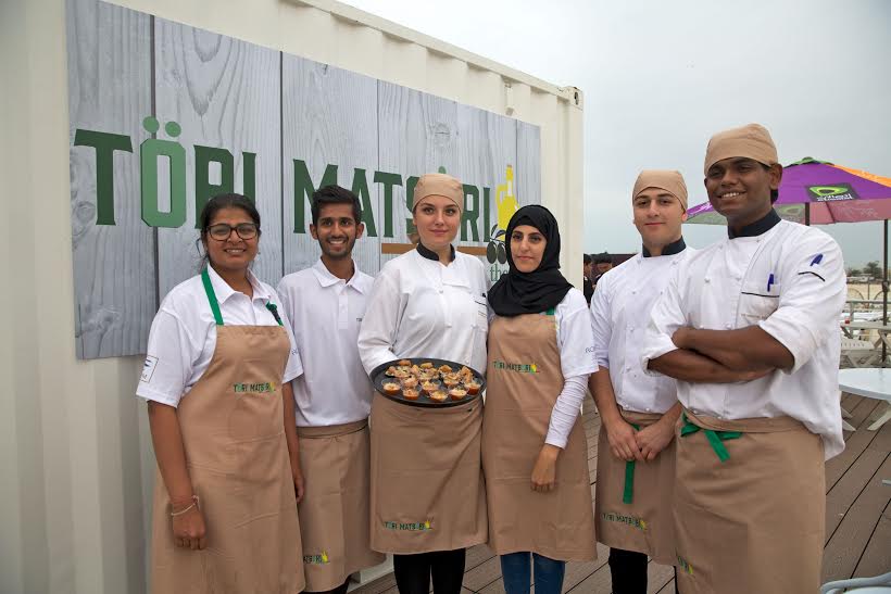 فرق الطهاة من أكاديمية الإمارات يبدعون خلال مهرجان كانتين الشاطئ 2016