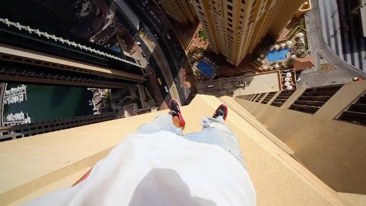 بالفيديو .. مغامرة خطيرة لشاب روسي على حافة أبراج دبي
