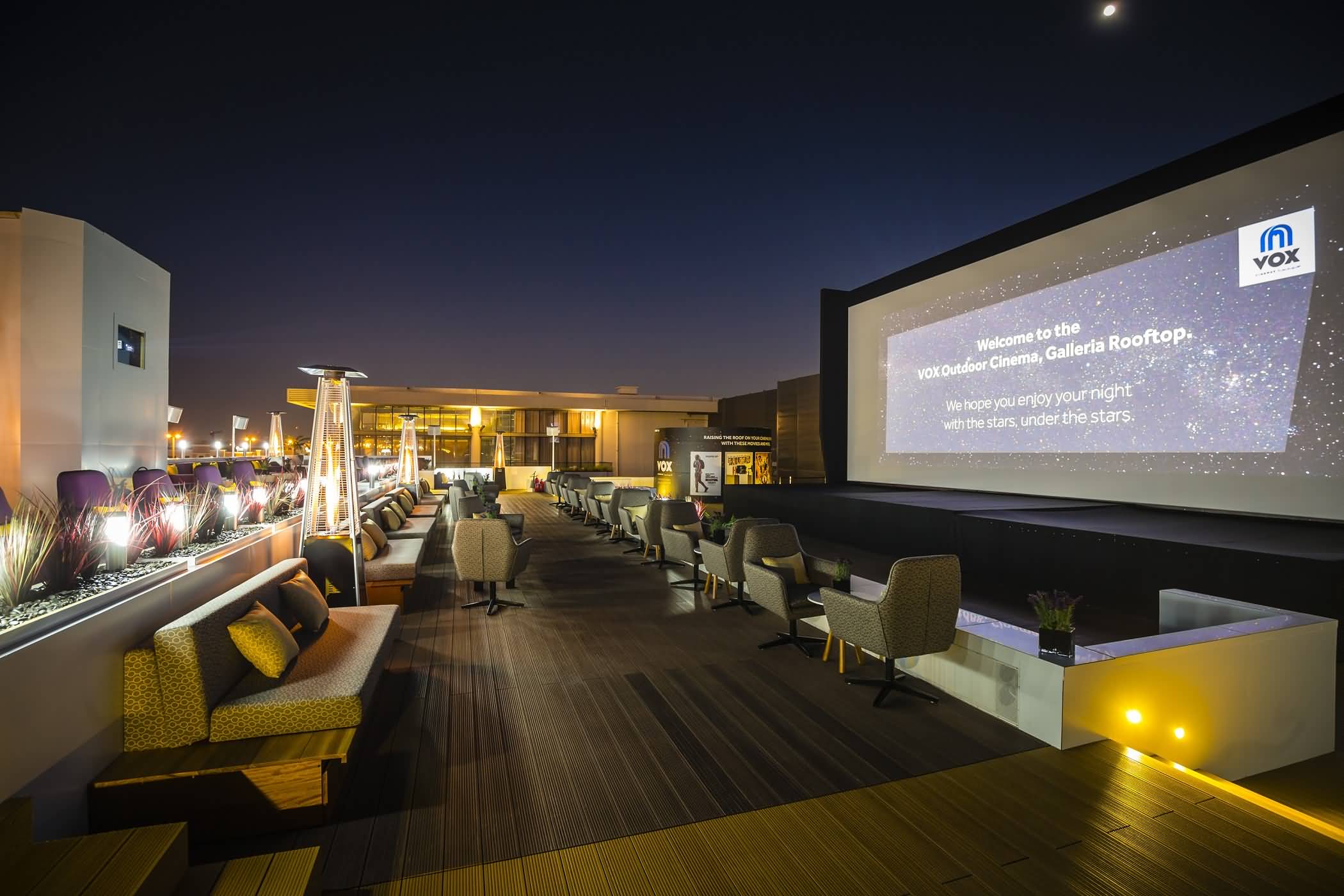 دبي تضم أول شاشة سينمائية في الهواء الطلق
