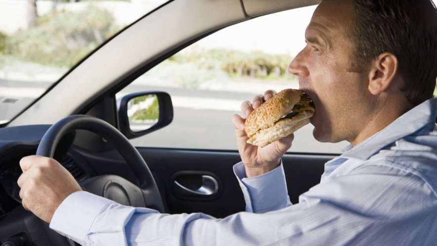 ماهي عقوبة الأكل أثناء القيادة في دبي ؟