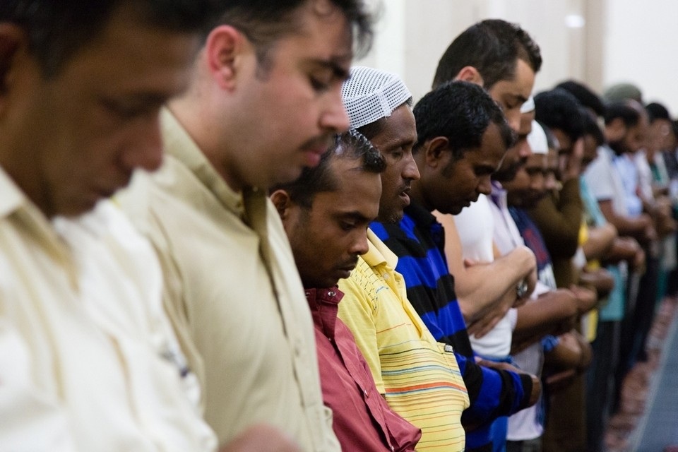 بالصور .. أول أيام شهر رمضان المبارك في مساجد دبي و ابوظبي