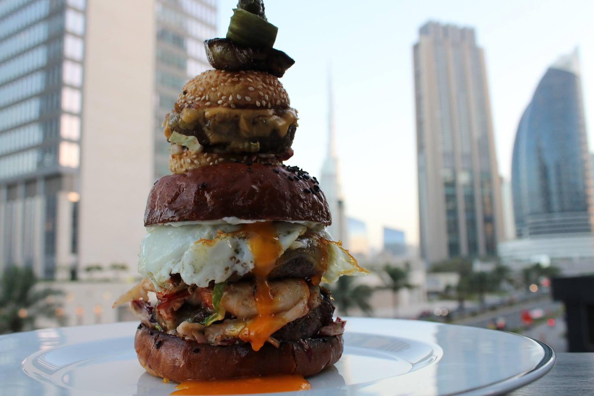 هل يجوز عرض المواد الغذائية أمام المطاعم في دبي ؟
