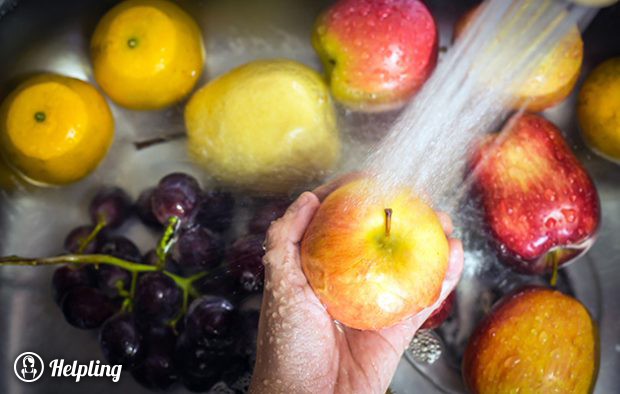 أفضل الطرق لتنظيف الفواكه والخضروات من الأوساخ الخفية