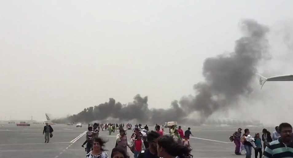 بالفيديو .. تفاصيل الحريق في طائرة إماراتية بمطار دبي