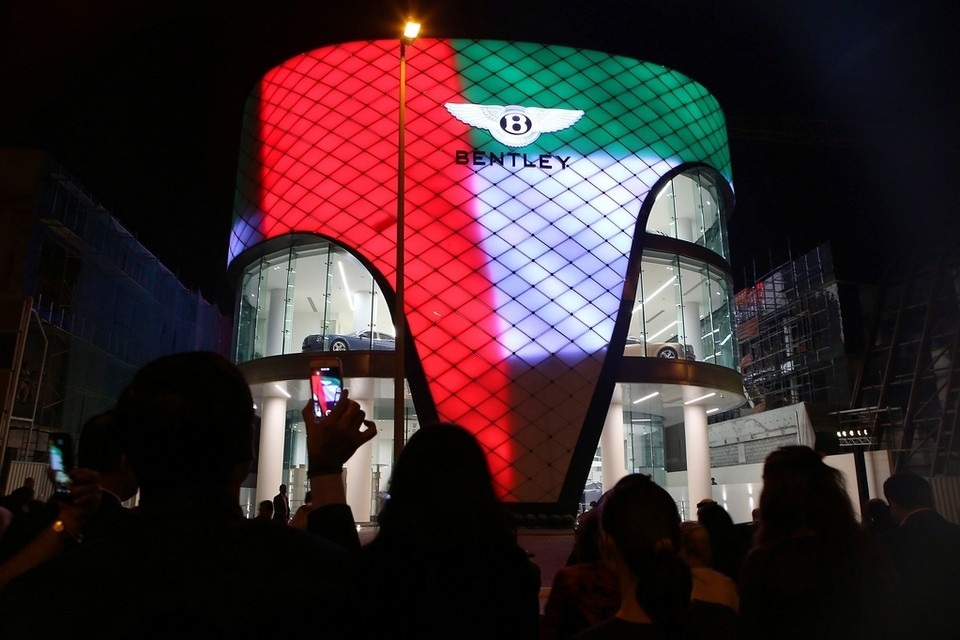 بنتلي تفتتح أكبر صالة عرض لسياراتها في العالم بدبي