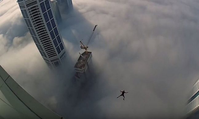 بالفيديو .. مغامر يؤدي قفزة حرة من برج سلافة بدبي