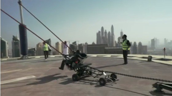 بالفيديو .. إطلاق شخص من مقلاع على سطح أحد الأبراج في دبي