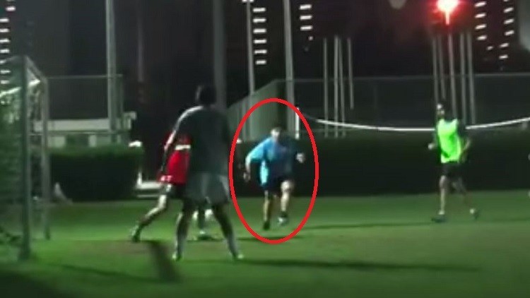 بالفيديو .. مارادونا يمارس رياضته المفضلة في دبي