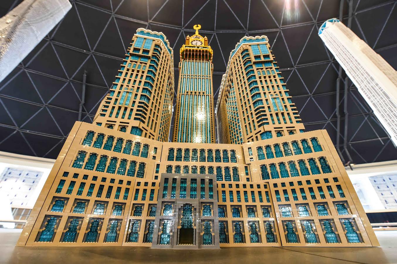ليجولاند دبي تفتتح مجسم الليجو المتميز لبرج ساعة مكة الملكي