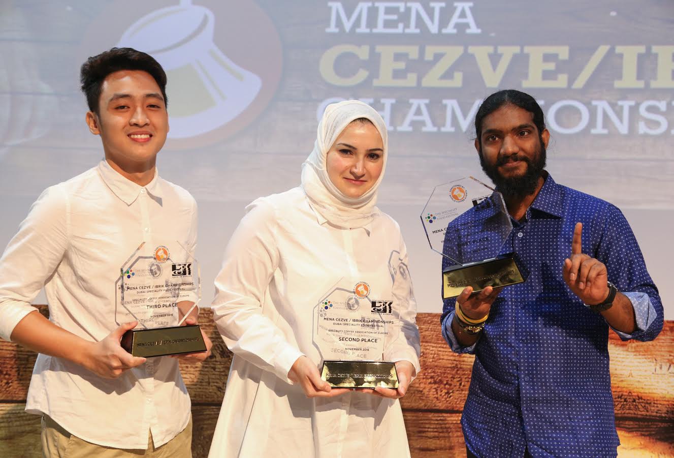 هندي مقيم في الإمارات يفوز ببطولة الدلّة والإبريق 2016