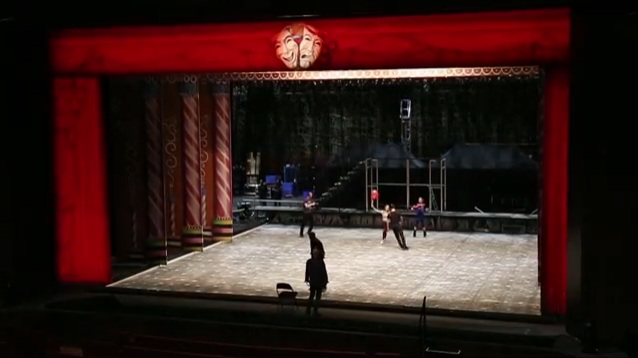بالفيديو .. عملية تحويل مسرح أوبرا دبي إلى حلبة تزلج على الجليد