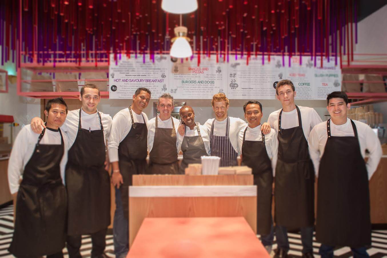 توم آيكنز يفتتح مطعمه الجديد “تومز كيتشن ديلي” في دبي