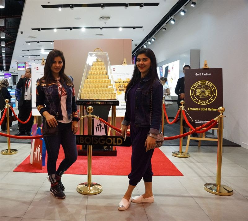 متجر جمبو دبي يعرض أكبر حقيبة تسوق تحوي 250 كيلوجراماً من السبائك الذهبية