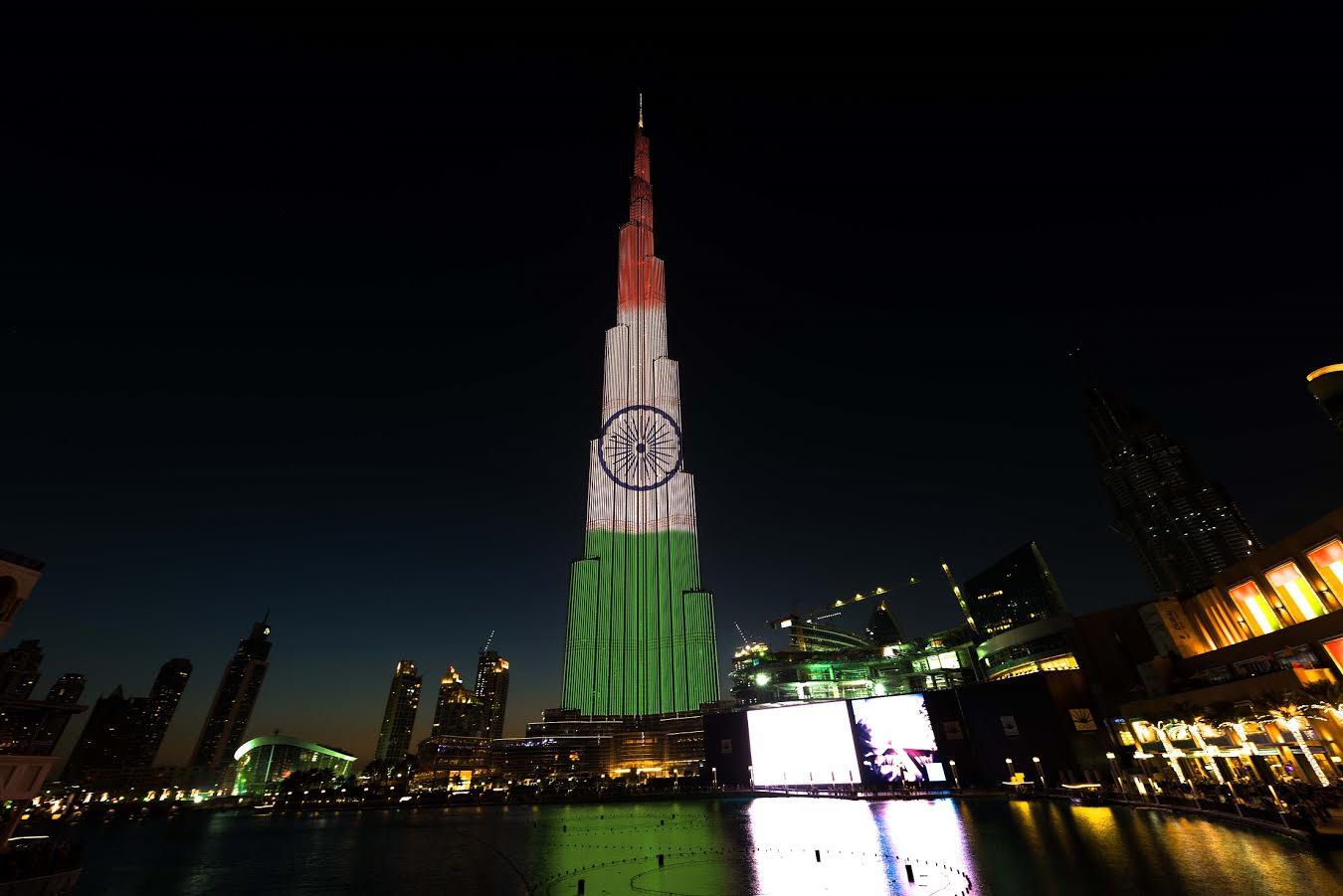 “إعمار” تحتفل بيوم الجمهورية الثامن والستين بإنارة برج خليفة بألوان العلم الوطني الهندي