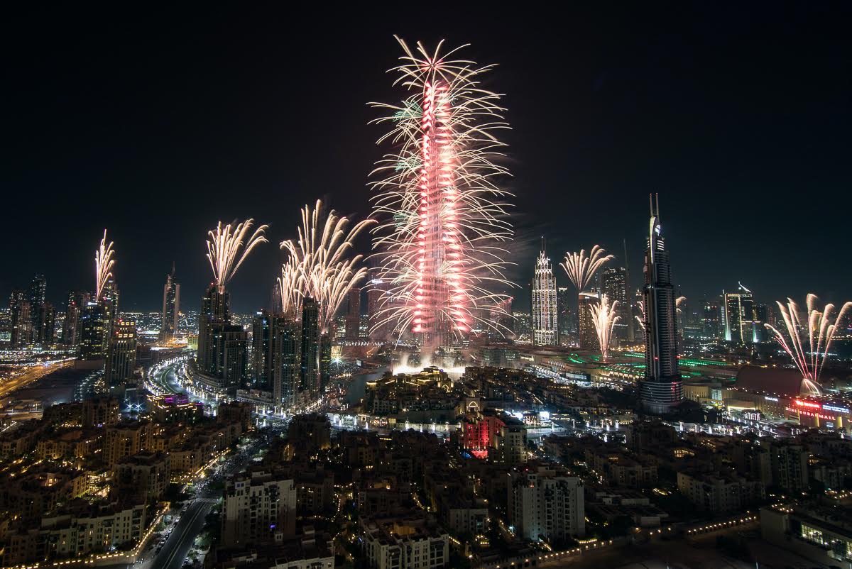 دبي تصدم العالم كالعادة خلال عروض الألعاب النارية المقامة وسط مدينة دبي