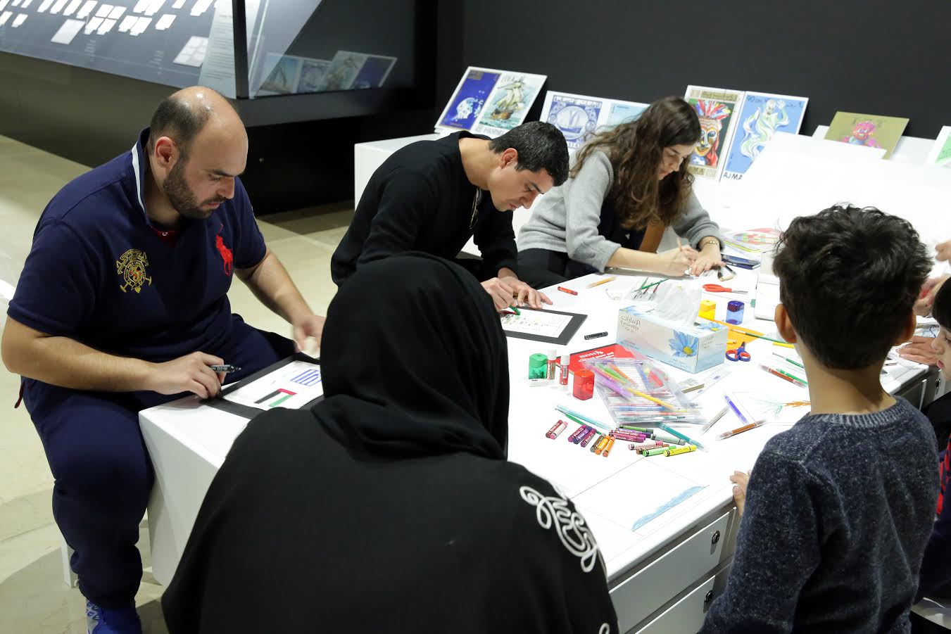 دبي للثقافة تجمع الأطفال والعائلات في ورش عمل لتصميم الطوابع