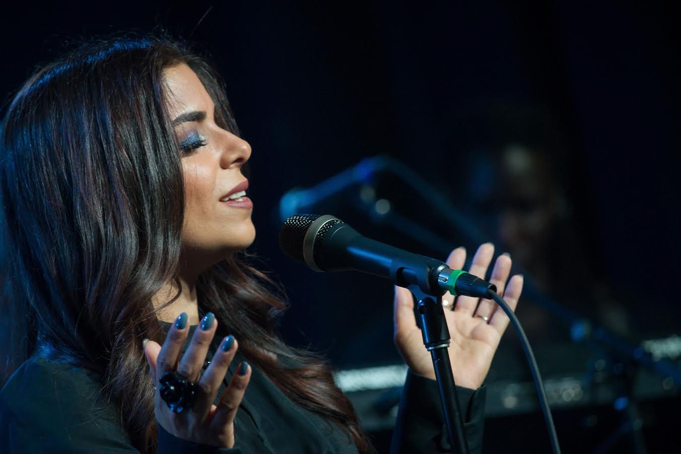 المغنية اللبنانية الموهوبة كريس تحيي حفلها على مسرح كيوز بار آند لاونج