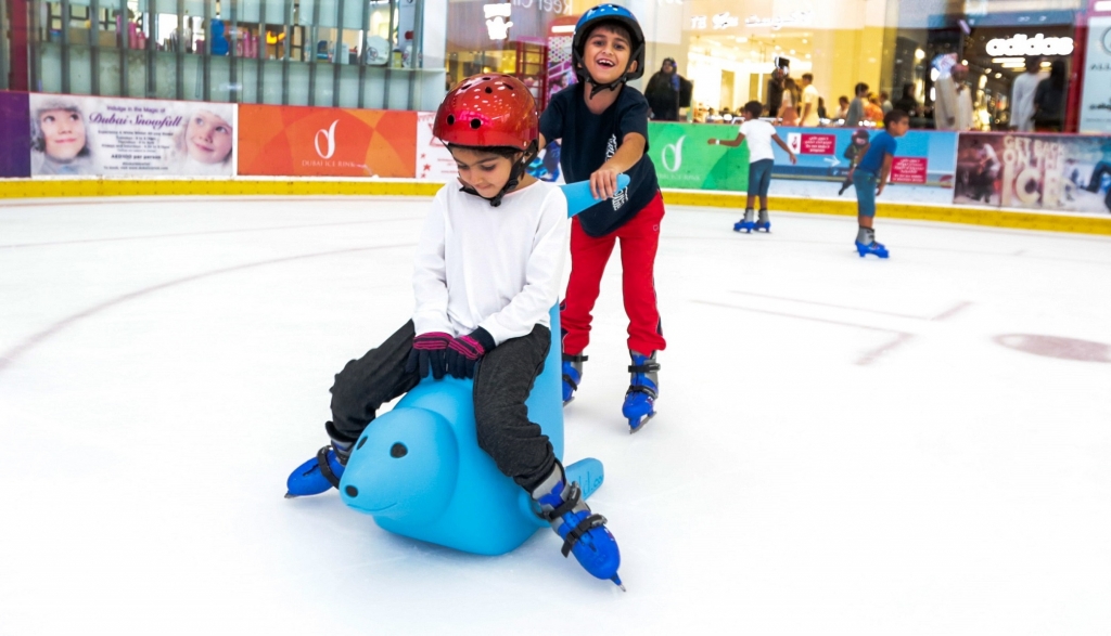 حلبة دبي للتزلج تقدم دروس تزلج مع الفقمة بوبي