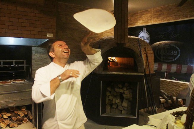 تناول الذ البيتزا في دبي من تحضير دانيلو سانغريغولي