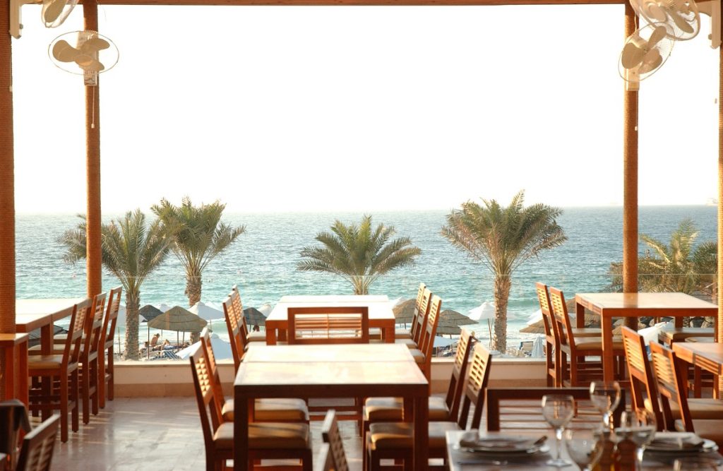 مطعم فلوكا يقدم عرض غداء العمل في دبي