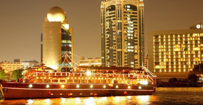 المطاعم العائمة في دبي سائح