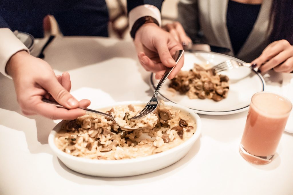 طبق الروزوتو الإيطالي مع الكمأة المقدم في مطعم تشيبرياني ياس مارينا أبوظبي