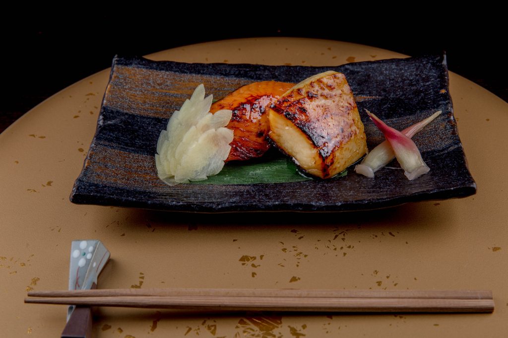 باقة الأطباق اليابانية التقليدية في مطعم كوهانتي