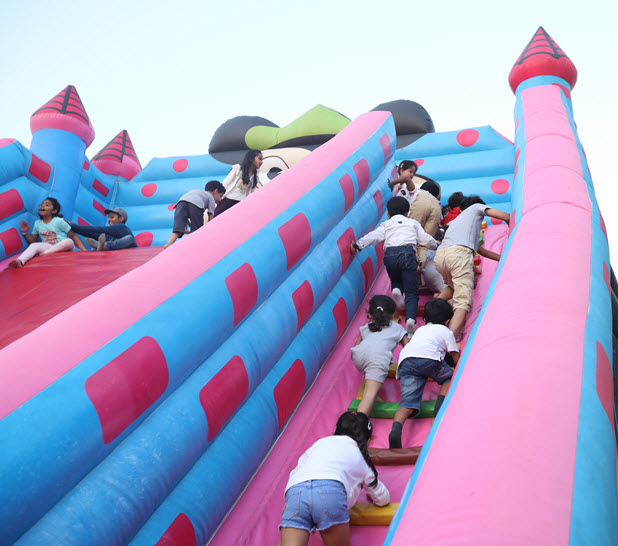 مهرجان مفتوح للأطفال في عَ البحر بكورنيش أبوظبي