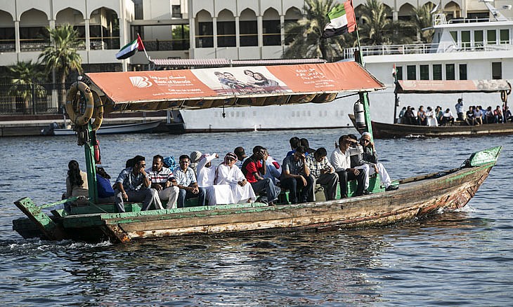 ركوب العبارة عبر الخور