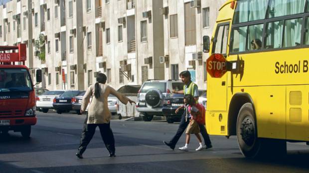 عقوبة عدم التوقف عند رؤية الحافلات المدرسية على جانب الطريق