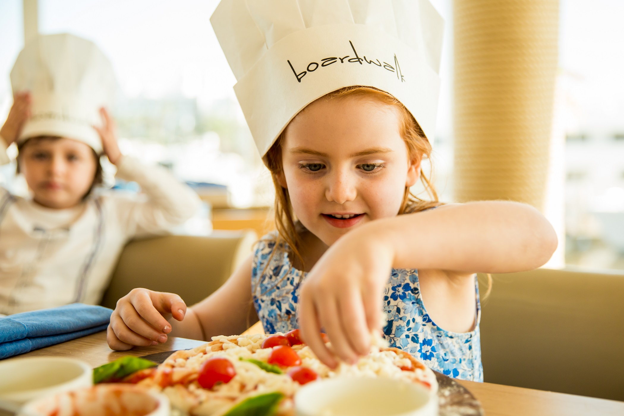 فرصة خاصة بالأطفال لإعداد البيتزا في مطعم بوردووك