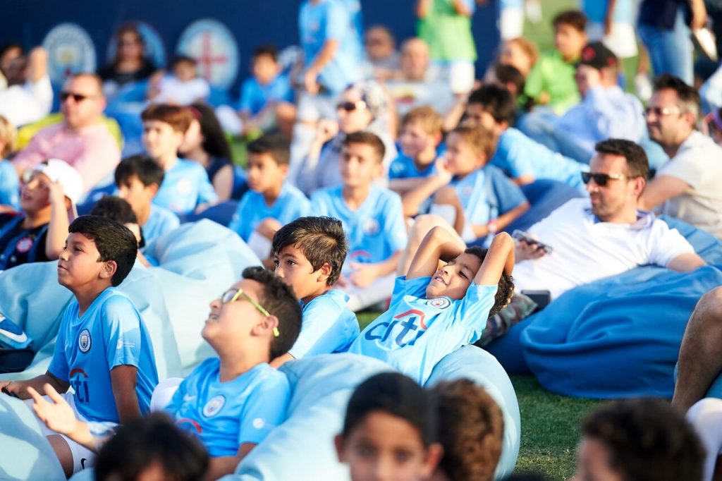 مشجعي مانشستر سيتي في ضيافة مدينة زايد الرياضية