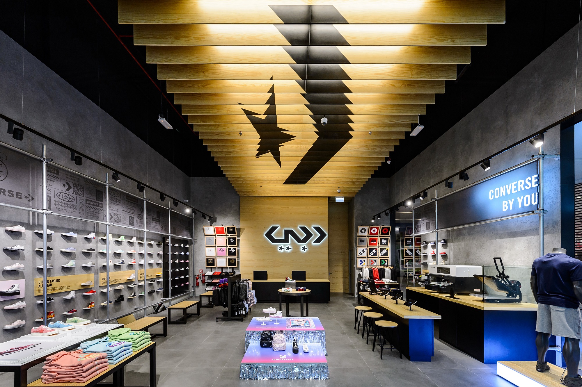 افتتاح أول متجر Converse في دبي